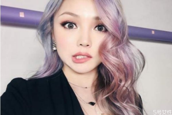 頭發(fā)漂過還能染什么色 漂過的頭發(fā)能染棕色嗎 頭發(fā)漂過還能染什么色 漂過的頭發(fā)能染棕色嗎