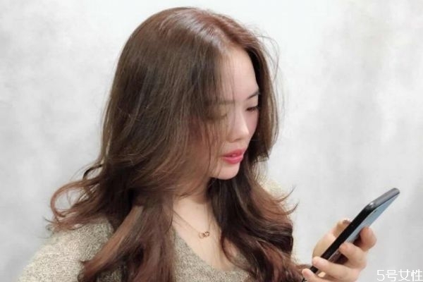 棕黑色頭發(fā)掉色是什么顏色 棕黑色頭發(fā)明顯嗎 棕黑色頭發(fā)掉色是什么顏色 棕黑色頭發(fā)明顯嗎