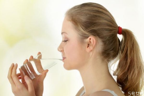 潔面后要馬上護膚嗎 潔面以后的護膚步驟 潔面后要馬上護膚嗎 潔面以后的護膚步驟