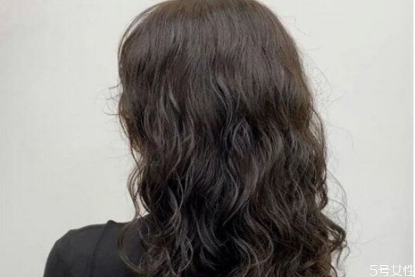 頭大臉大可以燙羊毛卷嗎 大頭大臉適合什么樣的發(fā)型 頭大臉大可以燙羊毛卷嗎 大頭大臉適合什么樣的發(fā)型