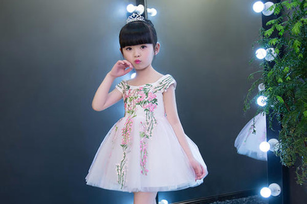 兒童公主裙配什么鞋 兒童公主裙怎么搭配 兒童公主裙配什么鞋 兒童公主裙怎么搭配