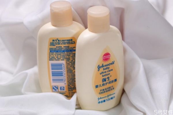 潤膚油和潤膚露的區(qū)別 潤膚油和潤膚露的不同 潤膚油和潤膚露的區(qū)別 潤膚油和潤膚露的不同