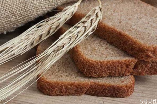 黑麥面包能放冰箱冷藏嗎 面包可以?xún)鲈诒淅飭? alt=