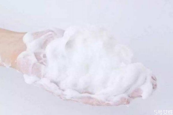 每天用洗面奶洗臉好嗎 洗面奶可以每天使用嗎 每天用洗面奶洗臉好嗎 洗面奶可以每天使用嗎