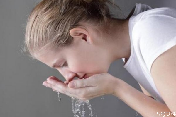 每天用洗面奶洗臉好嗎 洗面奶可以每天使用嗎 每天用洗面奶洗臉好嗎 洗面奶可以每天使用嗎