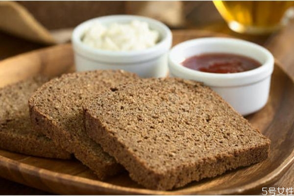 黑麥面包能放冰箱冷藏嗎 面包可以?xún)鲈诒淅飭? alt=