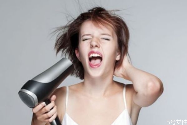 怎么用吹風機吹卷發(fā) 吹風機怎么吹發(fā)型 怎么用吹風機吹卷發(fā) 吹風機怎么吹發(fā)型