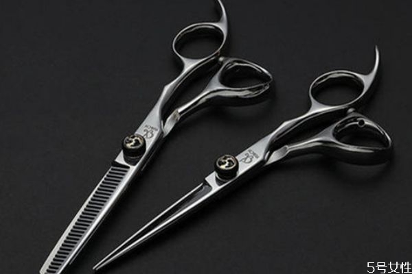 頭發(fā)打薄長(zhǎng)出來會(huì)怎樣 頭發(fā)打薄的方法 頭發(fā)打薄長(zhǎng)出來會(huì)怎樣 頭發(fā)打薄的方法