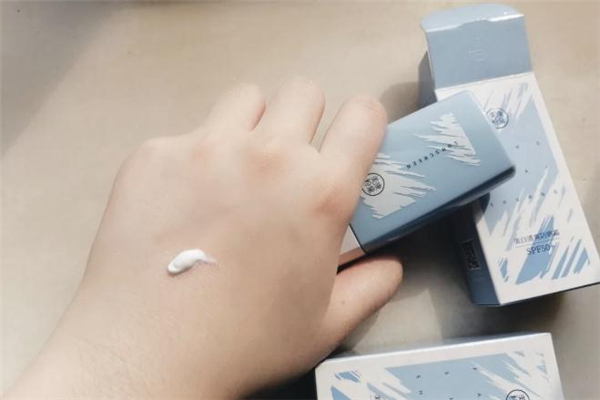 美康粉黛防曬霜有隔離效果嗎 美康粉黛防曬霜適合膚質(zhì) 美康粉黛防曬霜有隔離效果嗎 美康粉黛防曬霜適合膚質(zhì)