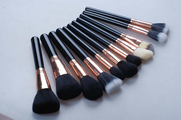 化妝的刷子和粉撲的區(qū)別 化妝刷子和粉撲有什么不同 化妝的刷子和粉撲的區(qū)別 化妝刷子和粉撲有什么不同