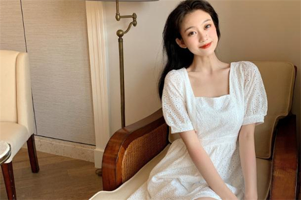 方領(lǐng)連衣裙適合什么人穿 方領(lǐng)連衣裙顯胖嗎 方領(lǐng)連衣裙適合什么人穿 方領(lǐng)連衣裙顯胖嗎