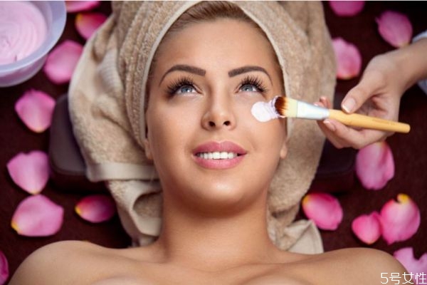 紅血絲能用美白面膜嗎 紅血絲敷面膜注意事項(xiàng) 紅血絲能用美白面膜嗎 紅血絲敷面膜注意事項(xiàng)