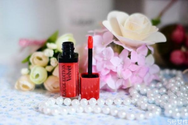 口紅怎么涂不沾牙齒 涂口紅不沾牙齒的方法 口紅怎么涂不沾牙齒 涂口紅不沾牙齒的方法