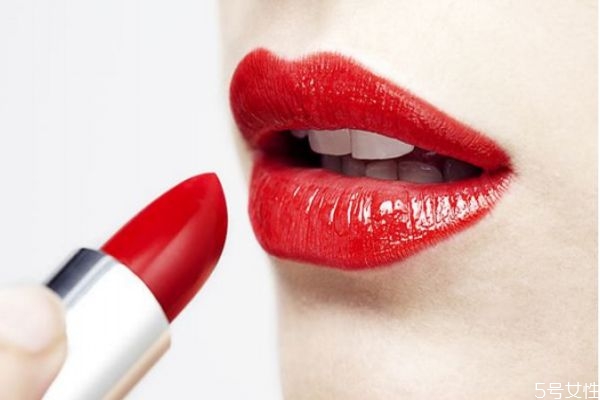 口紅怎么涂不沾牙齒 涂口紅不沾牙齒的方法 口紅怎么涂不沾牙齒 涂口紅不沾牙齒的方法