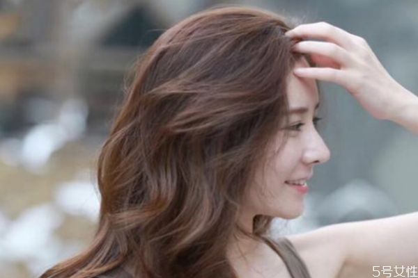 巧克力色頭發(fā)適合什么年齡 巧克力發(fā)色適合什么人 巧克力色頭發(fā)適合什么年齡 巧克力發(fā)色適合什么人