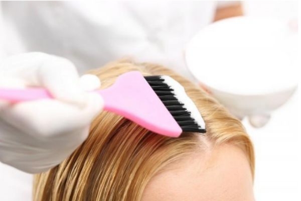 怎么讓染后頭發(fā)快速脫色 讓染過(guò)的頭發(fā)快速掉色方法