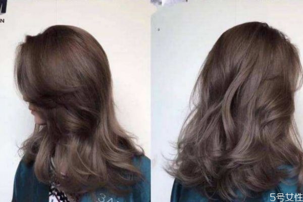 黃頭發(fā)可以黑茶色嗎 漂過的頭發(fā)染成黑茶掉色么 黃頭發(fā)可以黑茶色嗎 漂過的頭發(fā)染成黑茶掉色么