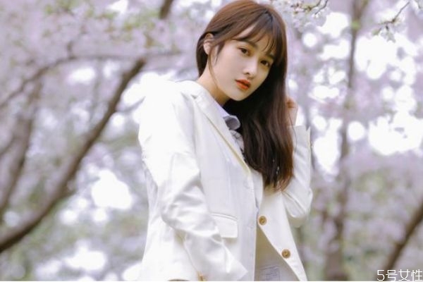 讓男人心動的幾種撒嬌方法 最讓男人心動的肢體接觸