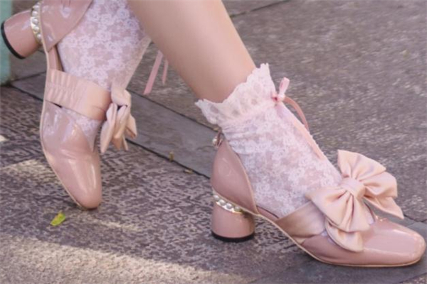 洛麗塔的鞋子叫什么 洛麗塔的鞋子怎么穿 洛麗塔的鞋子叫什么 洛麗塔的鞋子怎么穿