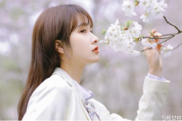 讓男人心動的幾種撒嬌方法 最讓男人心動的肢體接觸