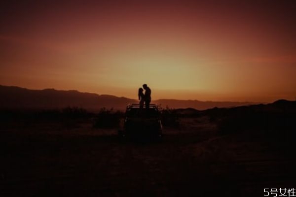 男生喜歡一個女生會有哪些情緒 男生喜歡一個女生很明顯