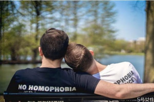 讓男生立刻心動的小舉動 容易讓男生心動的小動作 讓男生立刻心動的小舉動 容易讓男生心動的小動作