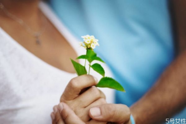 什么動(dòng)作可以讓男生對(duì)你心動(dòng) 讓男生心動(dòng)的事情 什么動(dòng)作可以讓男生對(duì)你心動(dòng) 讓男生心動(dòng)的事情