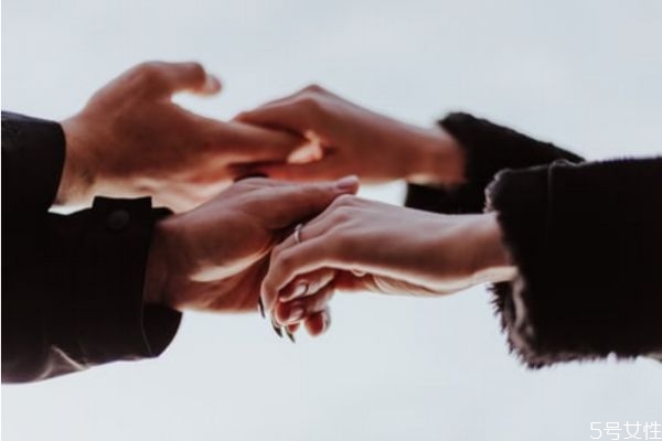 男生喜歡一個女生會有哪些情緒 男生喜歡一個女生很明顯