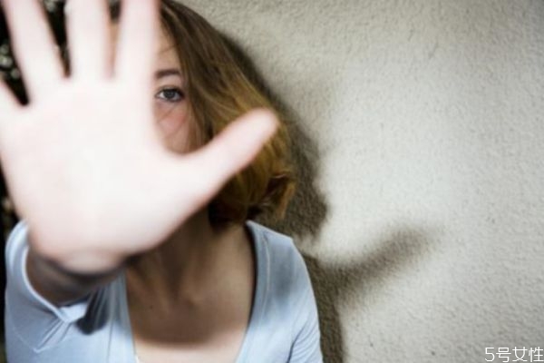 讓男生立刻心動的小舉動 容易讓男生心動的小動作 讓男生立刻心動的小舉動 容易讓男生心動的小動作