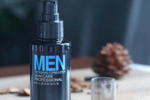 男士保濕乳女生可以用嗎 男士乳液和女士乳液區(qū)別 男士保濕乳女生可以用嗎 男士乳液和女士乳液區(qū)別