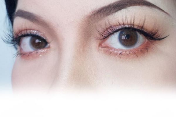 怎么快速貼好假睫毛 假睫毛可以一直貼著嗎 怎么快速貼好假睫毛 假睫毛可以一直貼著嗎