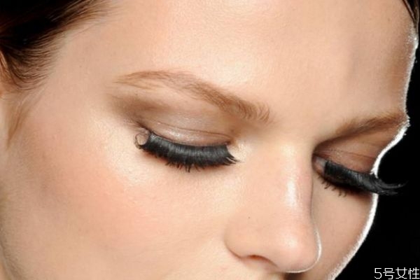 假睫毛是什么 帶假睫毛的注意事項 假睫毛是什么 帶假睫毛的注意事項