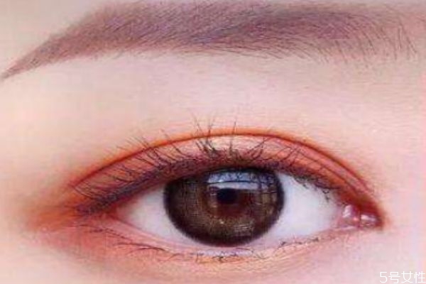 假睫毛貼在什么位置 第一次貼假睫毛技巧 假睫毛貼在什么位置 第一次貼假睫毛技巧