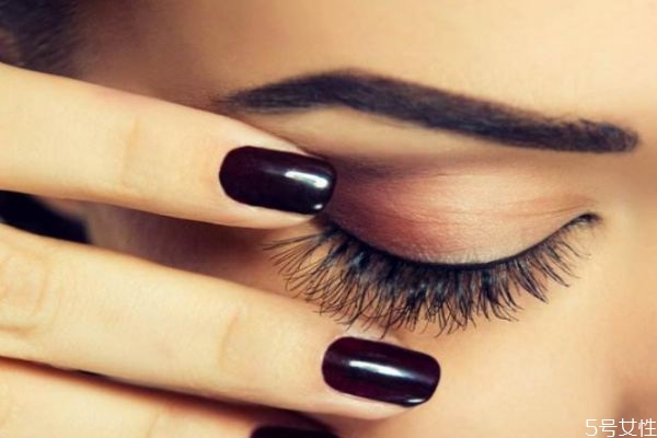 假睫毛貼在什么位置 第一次貼假睫毛技巧 假睫毛貼在什么位置 第一次貼假睫毛技巧