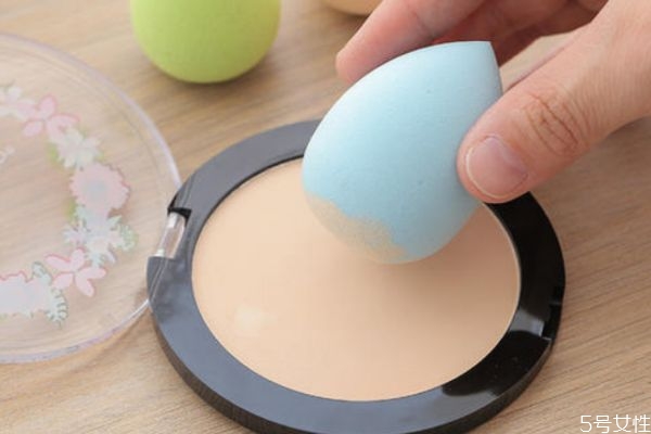 擦粉底的方法是什么 教你擦粉底的正確方法 擦粉底的方法是什么 教你擦粉底的正確方法