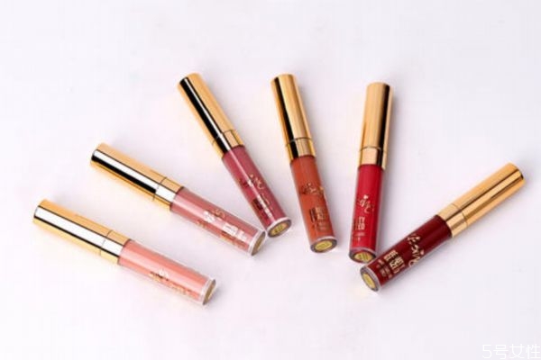 唇膏和唇彩哪個持久 唇膏和唇彩有什么區(qū)別