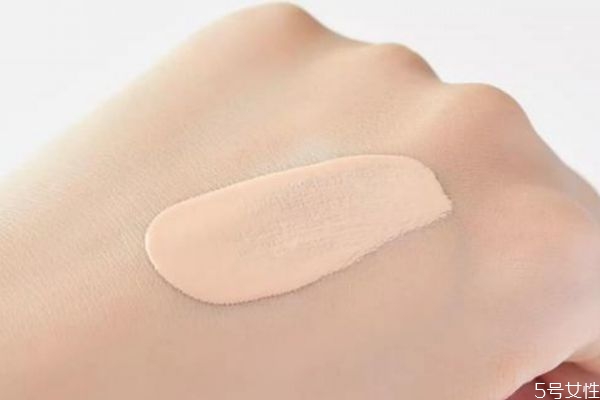 擦粉底的方法是什么 教你擦粉底的正確方法 擦粉底的方法是什么 教你擦粉底的正確方法