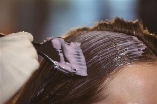 頭發(fā)油染發(fā)容易上色嗎 頭發(fā)油染發(fā)會(huì)染不上嗎