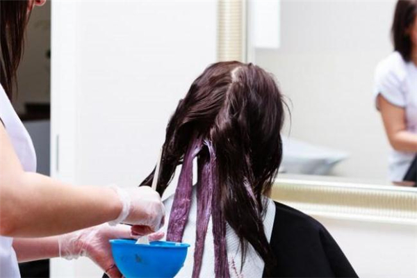 頭發(fā)油染發(fā)容易上色嗎 頭發(fā)油染發(fā)會(huì)染不上嗎