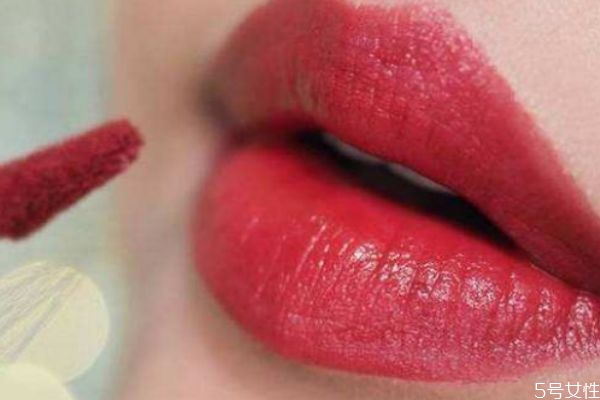 唇釉和口紅哪個持久 口紅和唇釉哪個不沾杯 唇釉和口紅哪個持久 口紅和唇釉哪個不沾杯