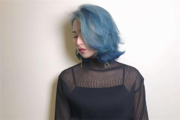 染發(fā)膏調(diào)色素怎么用 染發(fā)不包保鮮膜可以嗎 染發(fā)膏調(diào)色素怎么用 染發(fā)不包保鮮膜可以嗎