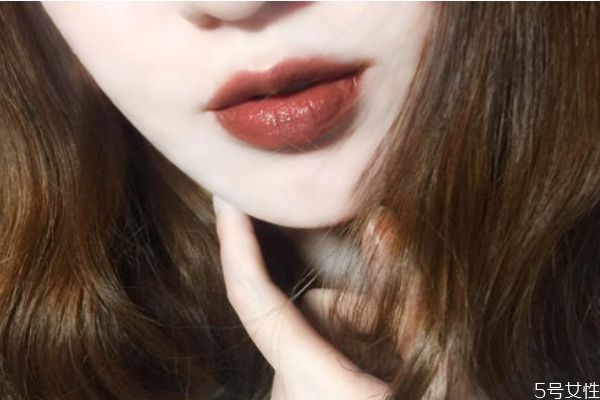 唇釉和口紅哪個持久 口紅和唇釉哪個不沾杯 唇釉和口紅哪個持久 口紅和唇釉哪個不沾杯
