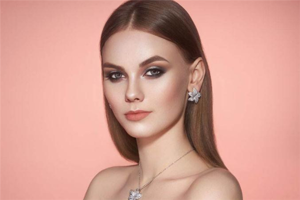 頭發(fā)軟化后還會蓬松嗎 頭發(fā)軟化之后不蓬松了怎么辦 頭發(fā)軟化后還會蓬松嗎 頭發(fā)軟化之后不蓬松了怎么辦