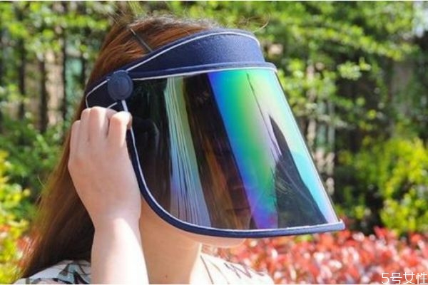 夏天什么顏色帽子最防曬 夏天戴遮陽(yáng)帽要注意什么 夏天什么顏色帽子最防曬 夏天戴遮陽(yáng)帽要注意什么