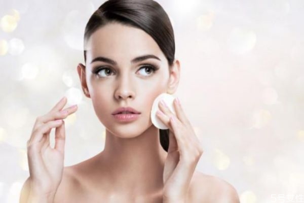 柔膚水好還是爽膚水 沒分清可不能亂用 柔膚水好還是爽膚水 沒分清可不能亂用