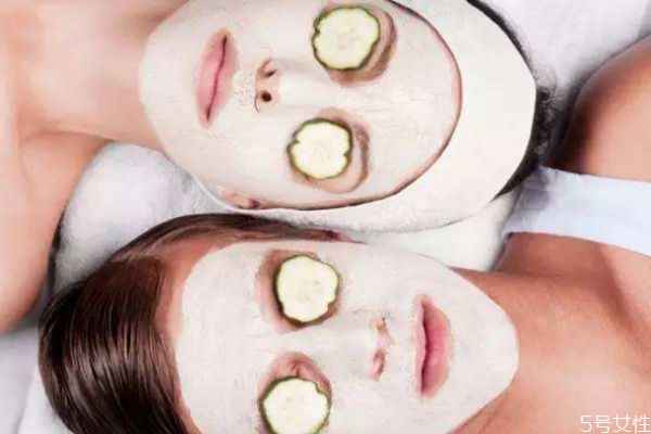 皮膚干敷面膜有刺痛 精華液與面膜誰先用 皮膚干敷面膜有刺痛 精華液與面膜誰先用