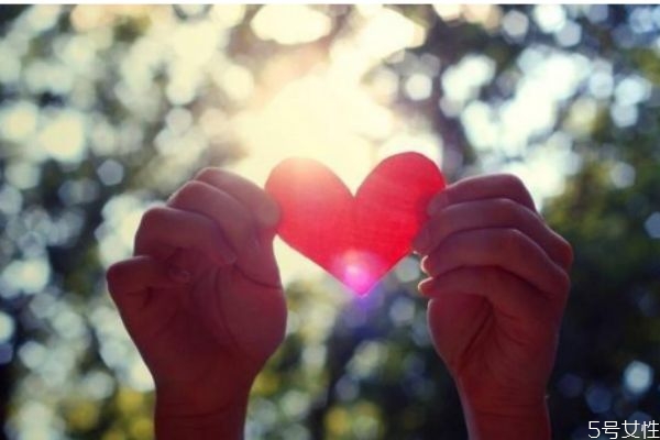 婚姻出現(xiàn)冷暴力要不要離婚 冷暴力婚姻該不該離婚