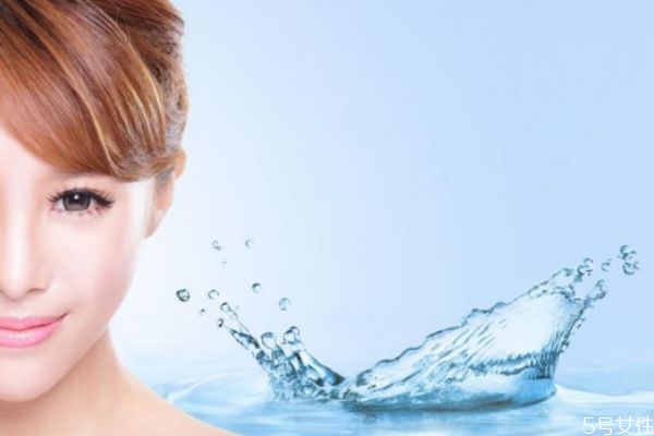 柔膚水好還是爽膚水 沒分清可不能亂用 柔膚水好還是爽膚水 沒分清可不能亂用