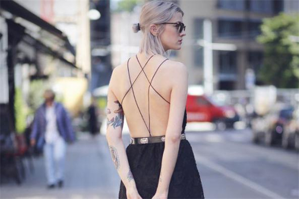 露背裙子里面穿什么內衣 露背裙子怎么搭配好看