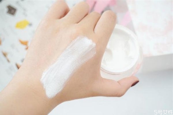 長(zhǎng)期用素顏霜皮膚會(huì)怎么樣 素顏霜需要卸妝